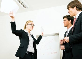 Đối phó với sếp thích tranh cãi, bạn không cần phải nhảy việc trong tức tối