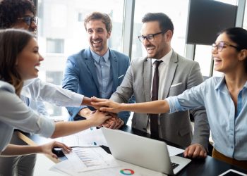 Nhà lãnh đạo làm gì để tạo môi trường làm việc lành mạnh cho nhân viên?