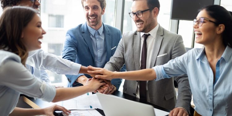 Nhà lãnh đạo làm gì để tạo môi trường làm việc lành mạnh cho nhân viên?