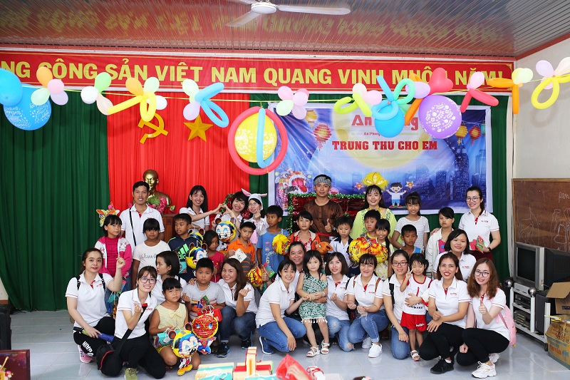 CBNV An Phong mang Tết trung thu đến với trẻ em nghèo (Nguồn: An Phong Constrruction)