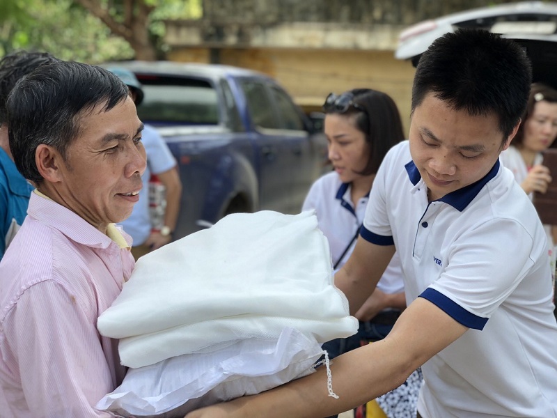 Long Giang Land tham gia tặng quà cho bà con nghèo ở Thanh Hóa (Nguồn: Long Giang Land)