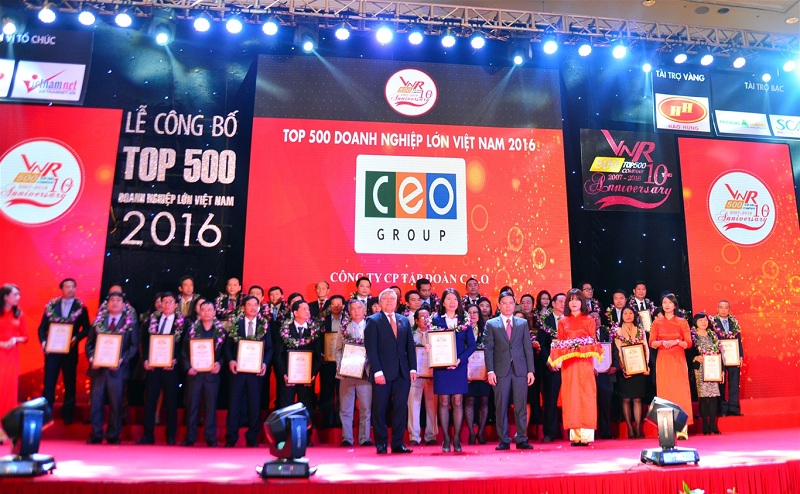 CEO nhận giải thưởng Top 500 doanh nghiệp lớn nhất Việt Nam (Nguồn: CEO)