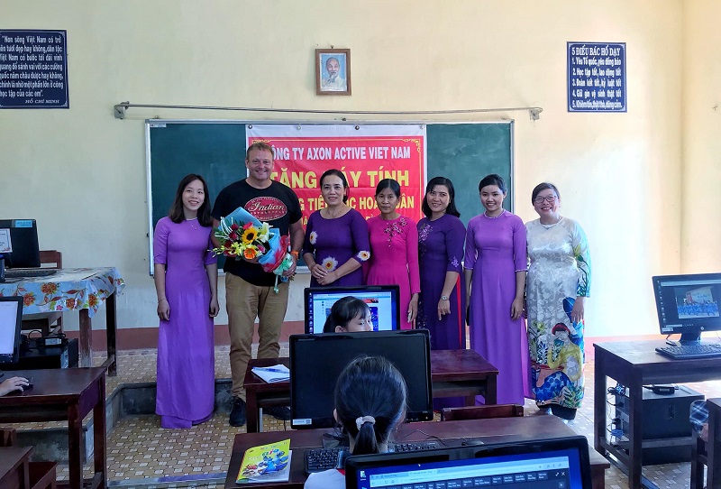Axon Active Vietnam trao tặng máy tính cho các trường học (Nguồn: Axon Active Vietnam) 