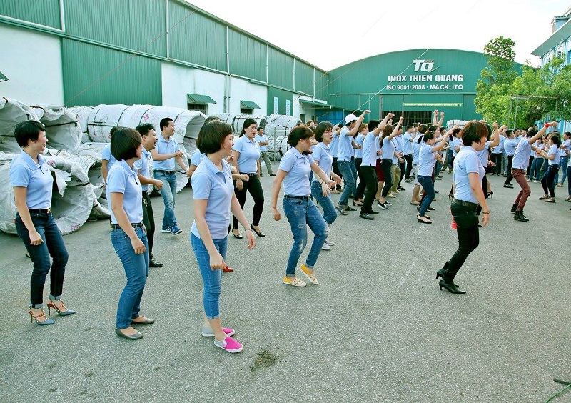 CBNV hào hứng tham gia nhảy dân vũ kỷ niệm ngày thành lập công ty (Nguồn: Thiên Quang)