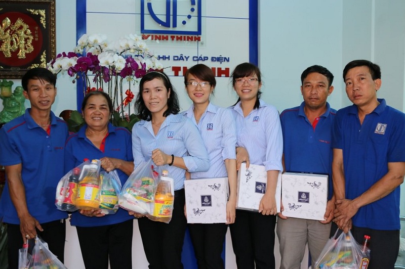 Vĩnh Thinh Group trao những phần quà Tết cho CBNV (Nguồn: Vĩnh Thịnh Group)
