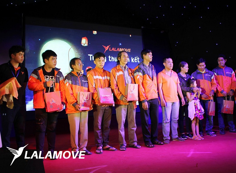 Lalamove tổ chức tặng quà trung thu cho CBNV (Nguồn: Lalamove Việt Nam)
