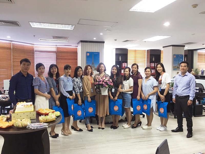Quà tặng sinh nhật là một trong những đãi ngộ đặc biệt tại Việt Global Travel