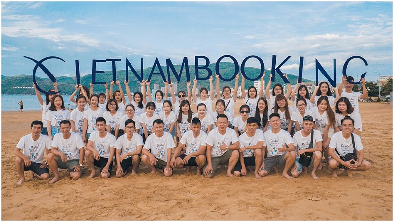 Đội ngũ nhân sự trẻ trung, năng động tại Việt Nam Booking