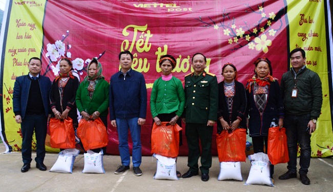 Viettel Post trao quà cho người nghèo ở Yên Bái (Nguồn: yenbai.gov)