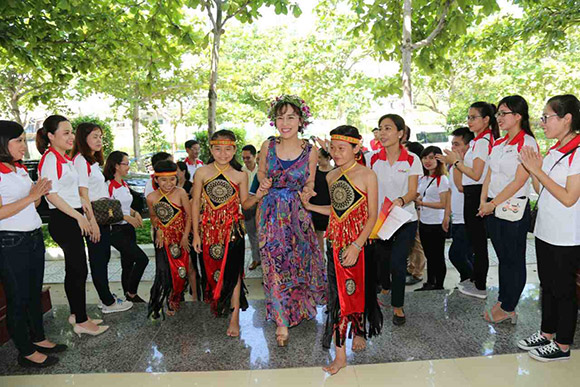 CEO Vietjet Air ghé thăm làng trẻ SOS Đà Nẵng (Nguồn: Vietjet Air)