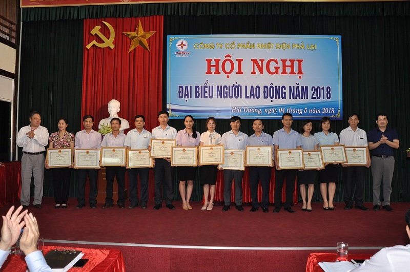 Khen thưởng CBNV tại Hội nghị Người Lao Động (Nguồn: Nhiệt Điện Phả Lại)