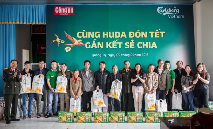 Carlsberg Việt Nam trao quà cho người nghèo (Nguồn: Carlsberg Việt Nam)