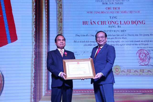 Tân Quang Minh nhận huân chương lao động (Nguồn: Dân trí)