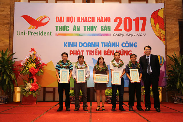 Uni - President khen thưởng nhân viên (NguvieenThuyr sản Việt Nam)