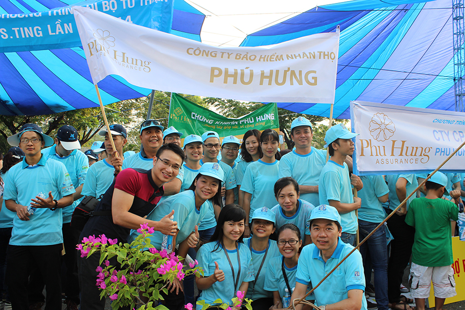 Nhân viên Phú Hưng Life tham gia chương trình đi bộ từ thiện (Nguồn: Phú Hưng Life)