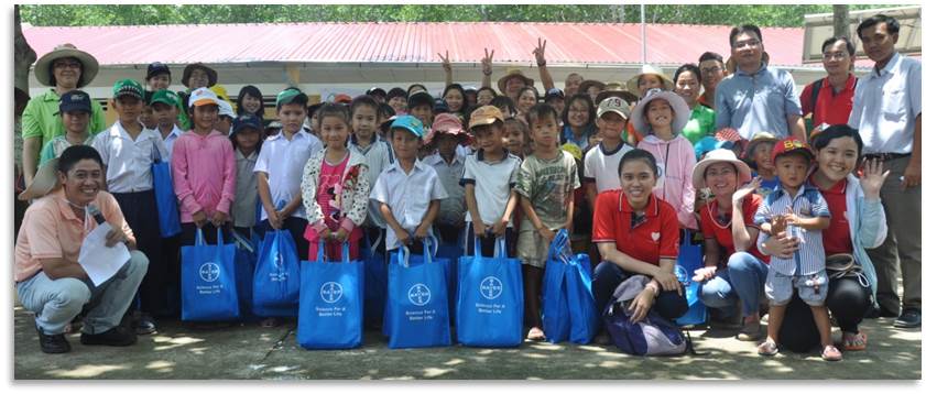 Bayer Việt Nam tặng quà cho các em nhỏ (Nguồn: Bayer)