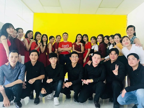 Đội ngũ nhân viên trẻ trung tại Hương Việt