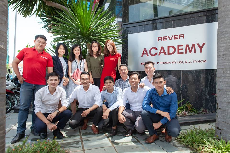 Rever với đội ngũ nhân viên trẻ trung