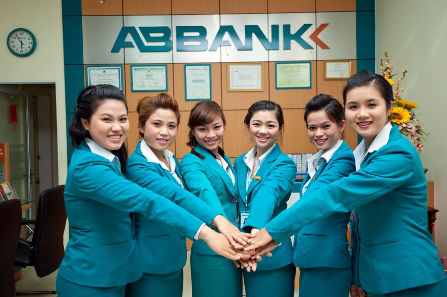 Nhân viên ABBank (Nguồn: Tài chính Ngân hàng)