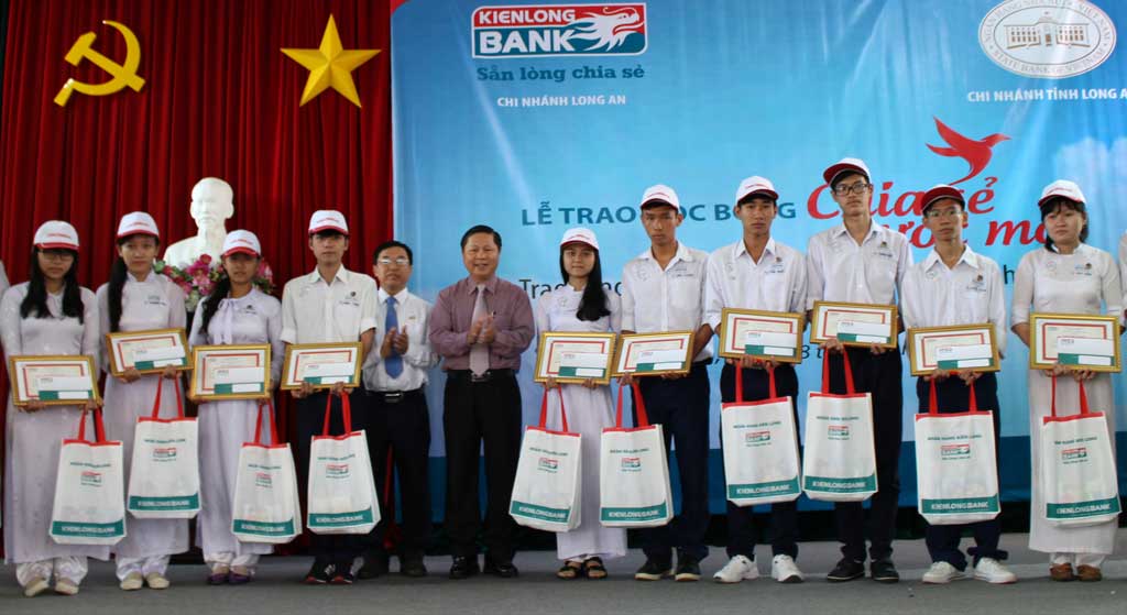 KienlongBank trao học bổng cho các em học sinh (Nguồn: Báo Long An)